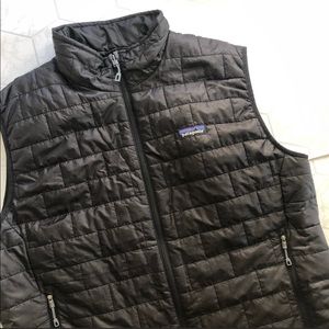 Patangonia vest size medium in excellent condition. Barely worn maybe twice